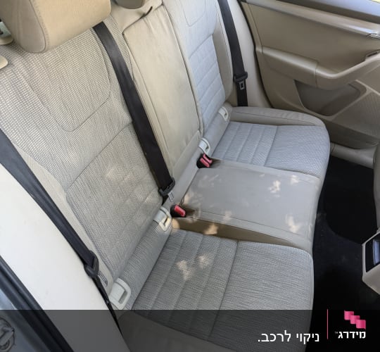 מוושבי בד נקיים בספסל האחורי של רכב